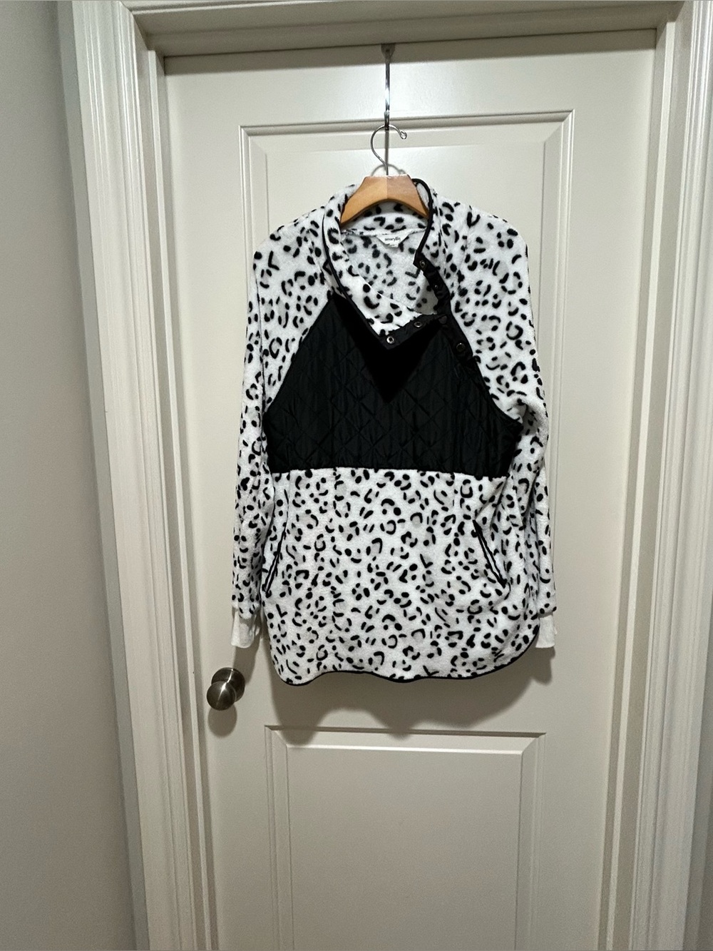 Amaryllis women’s size L Leopard Print Pullover with Quilted Black Pane.  Comfy